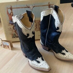 Like New Justin Boots Black and Cream Cowboy Boots sz 10
